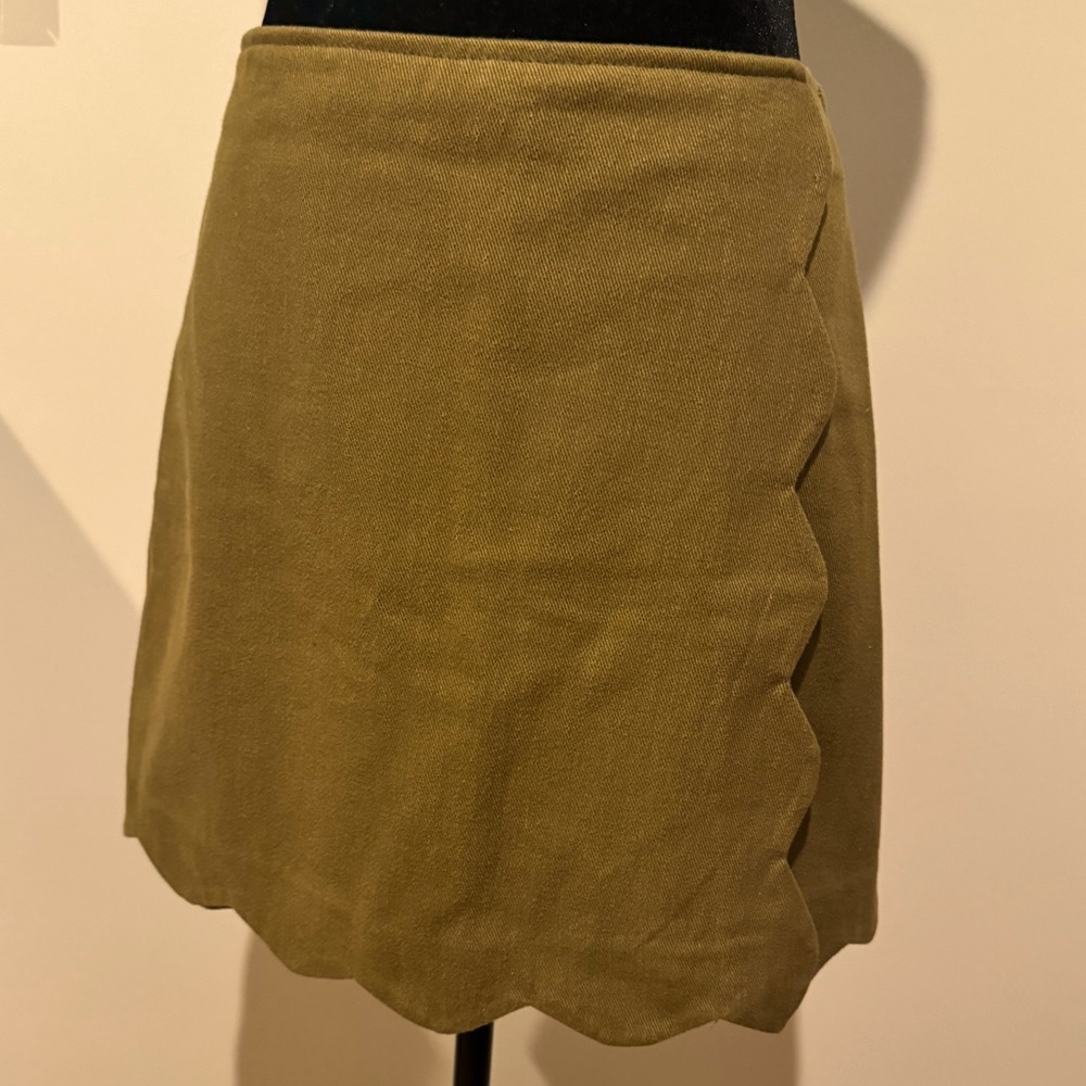 No Amor Olive Khaki Style High Waisted Mini Skirt w/ Scalloped Slit